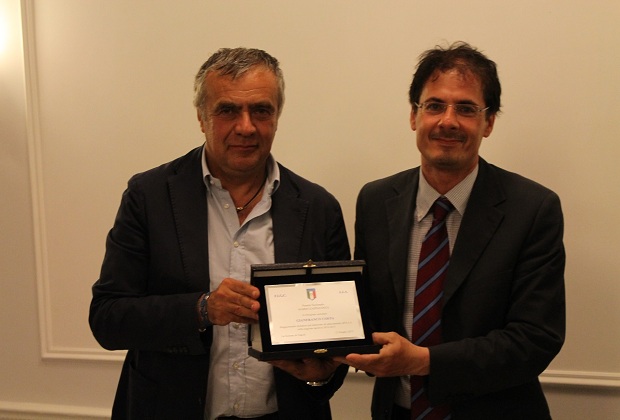 Premio Zappacosta al miglior dirigente Gianfranco Costa premiato dal presidente del C.R.A. Alberto Ramaglia - Cena sezionale 12/06/2013