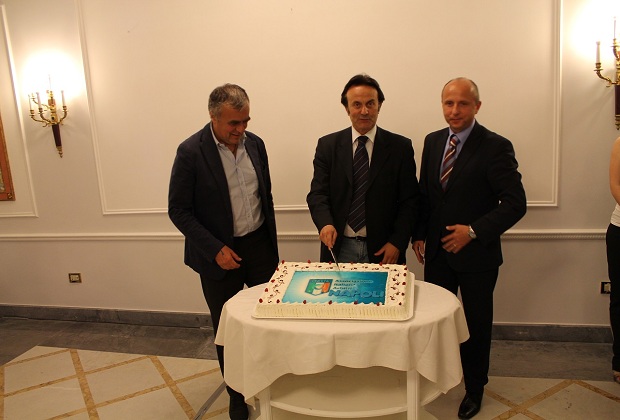 Taglio della torta: Presidente C.R.A. Alberto Ramaglia - Presidente Sezione di Napoli A.B. Paolo Gregoroni - Vicepresidente A.I.A. Narciso Pisacreta - Cena sezionale 12/06/2013