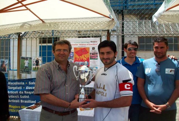 Il capitano Maresca ritira la coppa - Torneo citt di Paola 30/06/2013