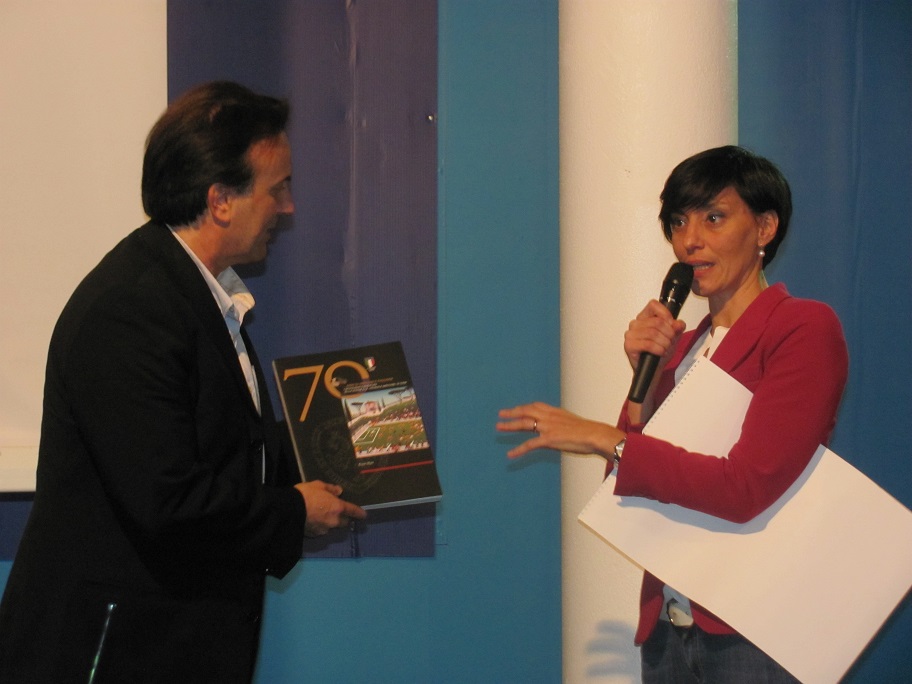 Silvia Tea Spinelli consegna il libro dei 70 anni della Sezione di Terni - RTO con A.E. Internazionale CAN PRO Silvia Tea Spinelli 16/01/2014